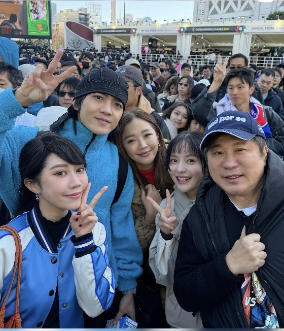 黃露瑤（左起）、郭忠祐、賴慧如和胡瓜（右）3月一起到日本看棒球。（翻攝自IG）