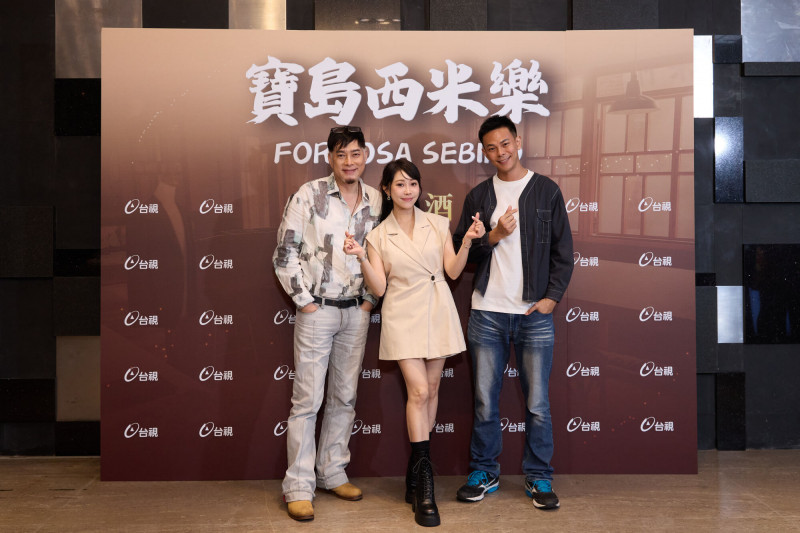 孫綻（右）上月29日出席殺青酒，言談間對米可白還充滿愛意。（台視提供）