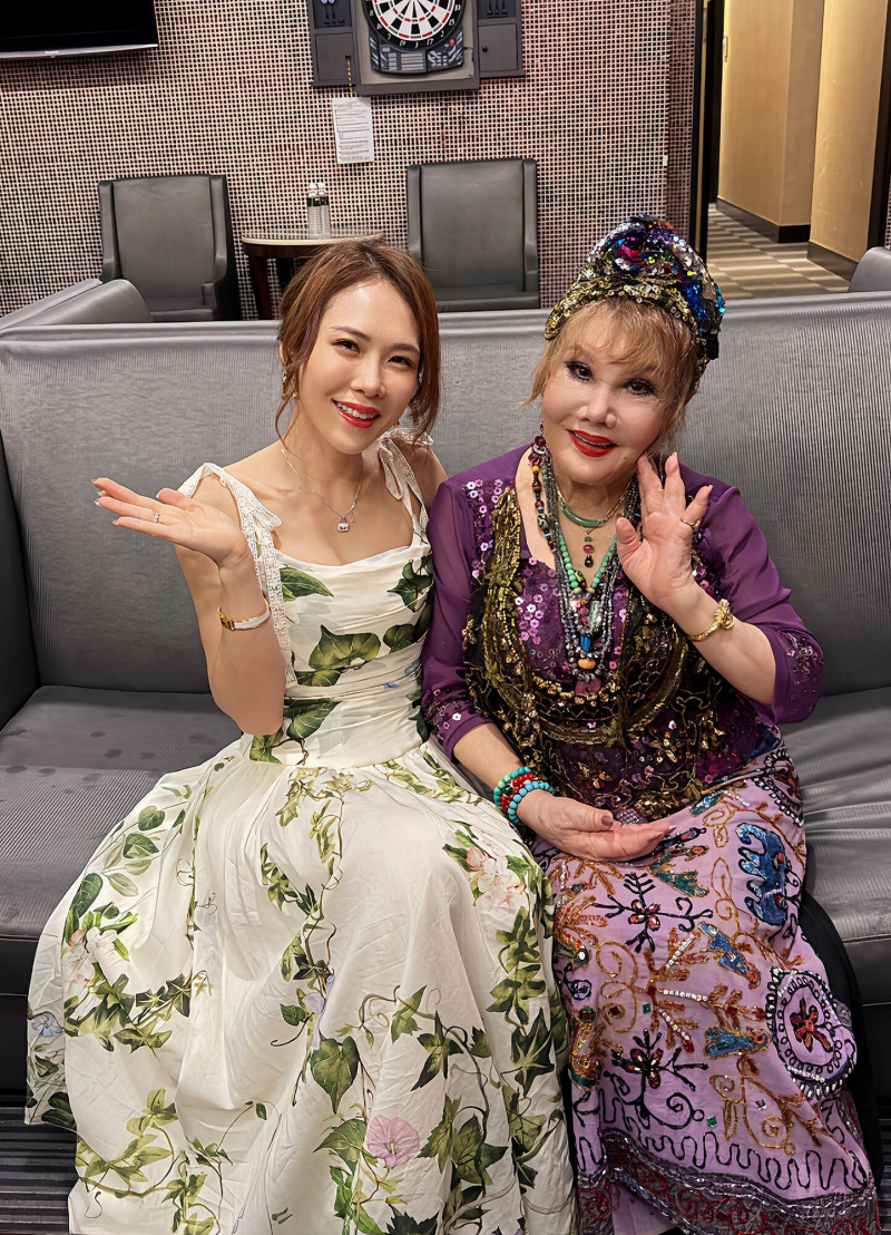吳申梅與澎澎相見歡。（喜上梅梢娛樂提供）