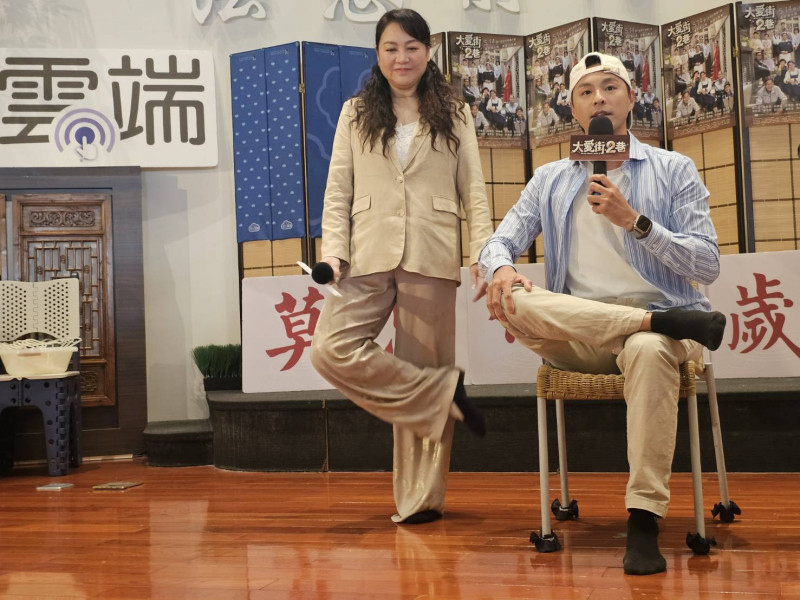 孫其君（右）、楊潔玫（左）赴高雄宣傳《大愛街2巷》。（大愛電視提供）