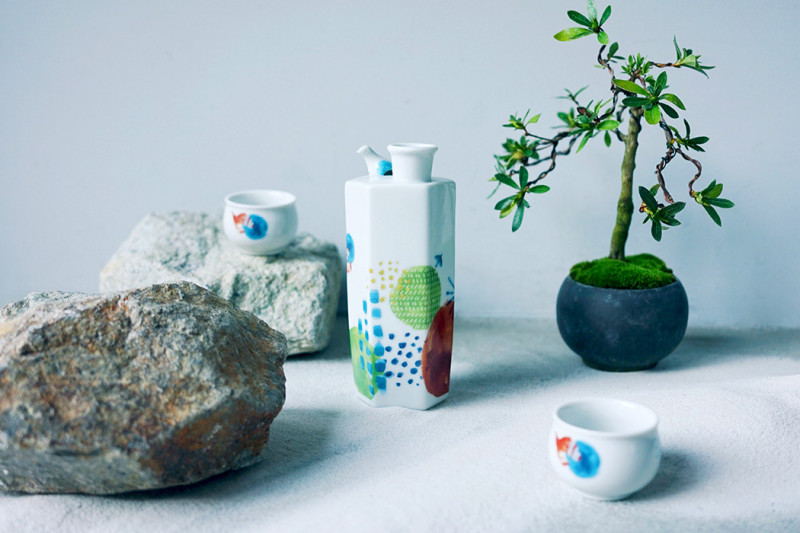 CEMENT PRODUCE DESIG 鳥鳴清酒器組，透過特殊結構設計，倒酒時會自然發出彷彿鳥鳴般的聲響。（誠品提供）