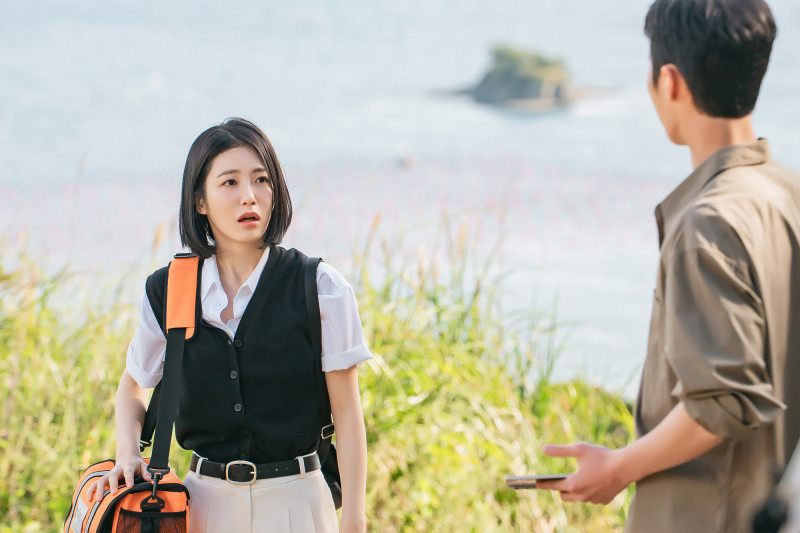 辛睿恩（左）在戲中彷彿「怪力女」擁有強大力量。（Disney+提供）