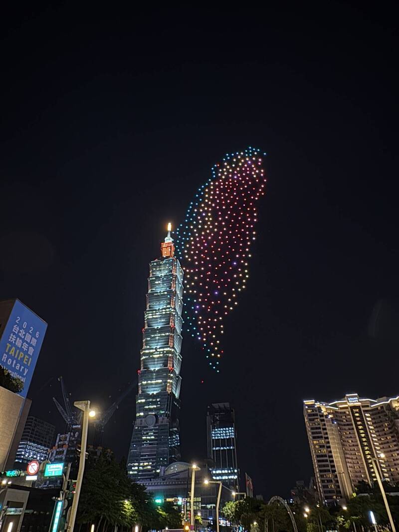 賈永婕PO出台北101點燈與1000架無人機群飛展演的美照。（翻攝自臉書）