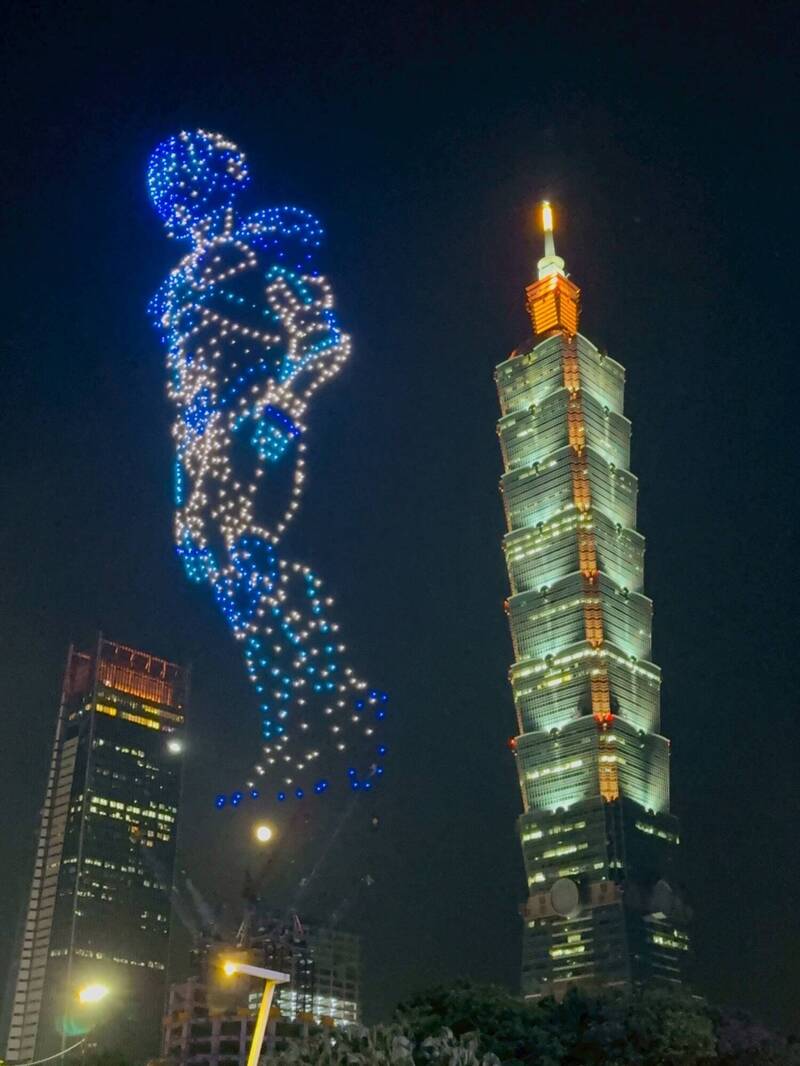 賈永婕PO出台北101點燈與1000架無人機群飛展演的美照。（翻攝自臉書）