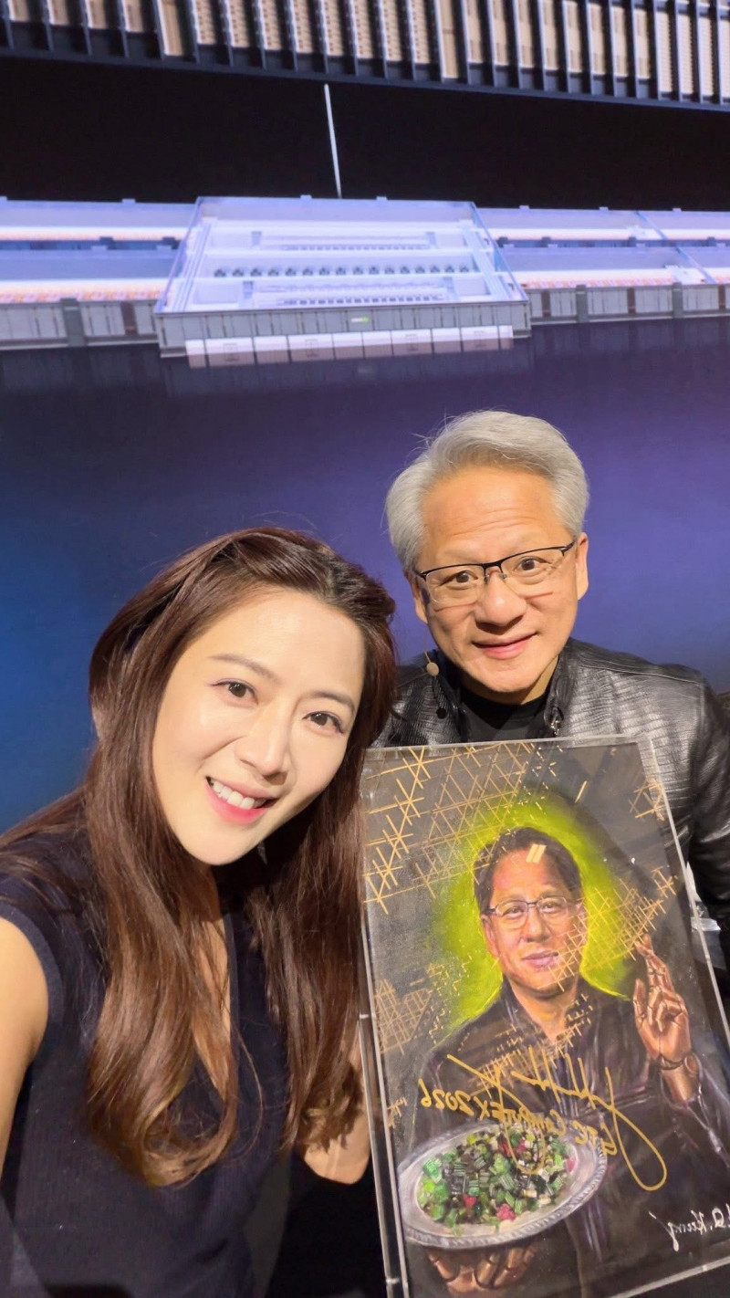 張熙恩（左）開心拿著畫作與黃仁勳（右）合照。（翻攝自臉書）