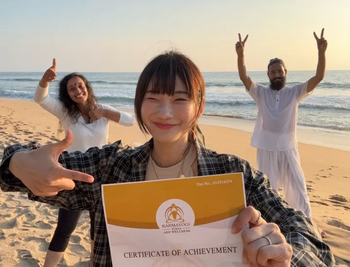 愛莉莎莎（中）與瑜伽老師拉傑（右）夫妻鬧翻。（翻攝自IG）