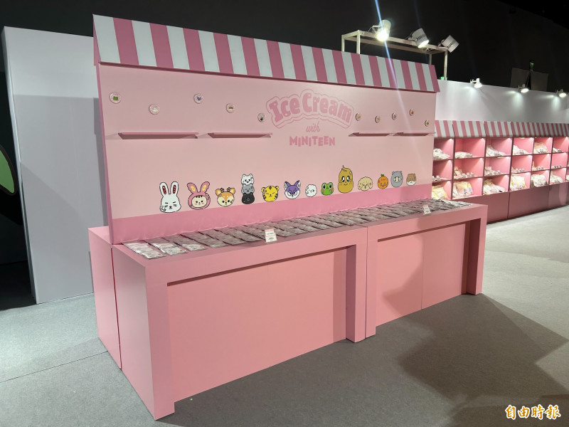 SEVENTEEN《Ice Cream with MINITEEN》主題快閃店開放給粉絲抽盲包。（記者廖俐惠攝）