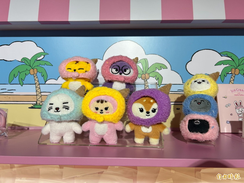 SEVENTEEN《Ice Cream with MINITEEN》主題快閃店，每一個角色娃娃頭上都戴有冰淇淋的帽子，實體真的是太可愛了。（記者廖俐惠攝）