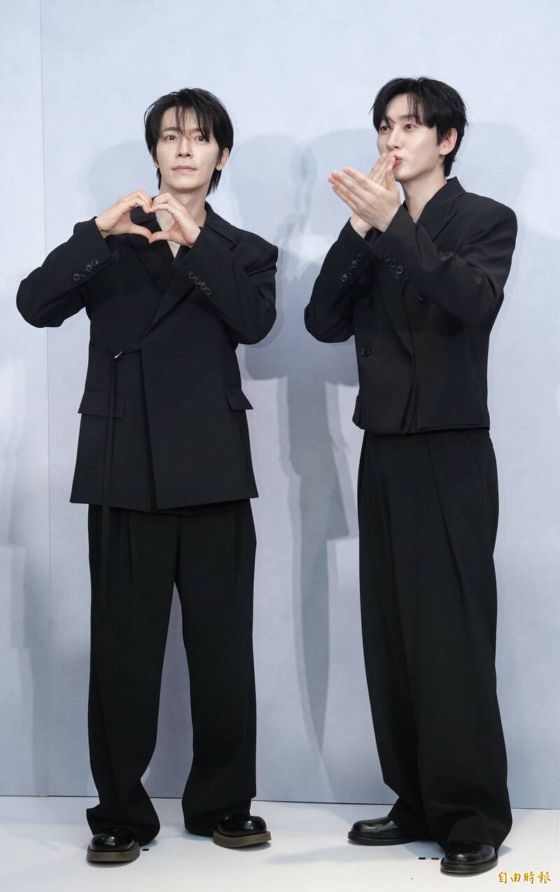 Super Junior東海（左）比愛心，銀赫則送上飛吻。（記者潘少棠攝）