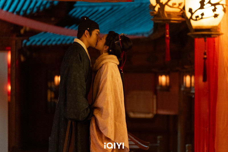 楊紫（右）、韓東君在《家業》一吻定情。（愛奇藝國際版提供）
