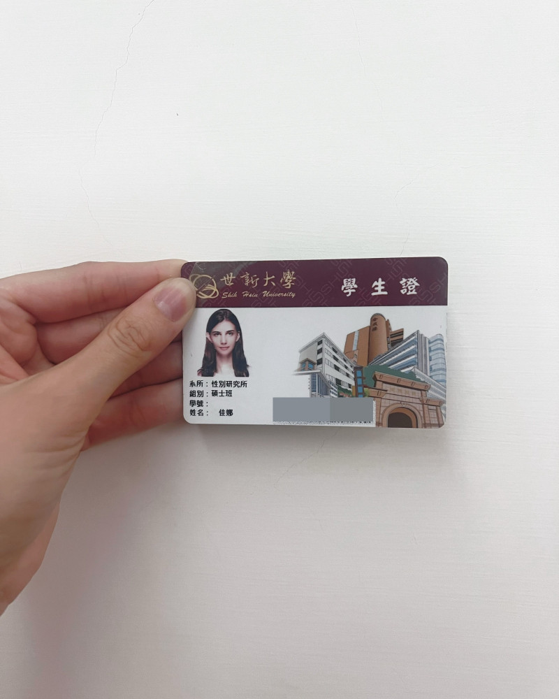佳娜秀出自己的世新大學學生證。（翻攝自Threads）