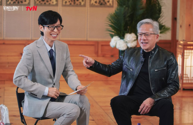 黃仁勳（右）與劉在錫（左）肩並肩燦笑，被韓國網友形容是「2兆加2000兆」的夢幻同框。（翻攝自IG）