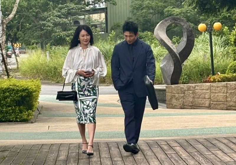李之勤（左）在《豆腐媽媽》與黃尚禾（右）飾演母子，但因失忘了自己有生過小孩。（民視提供）
