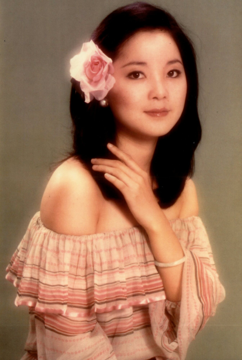 鄧麗君逝世31年白紗笑容重現!金曲歌后唱將美聲勾回憶