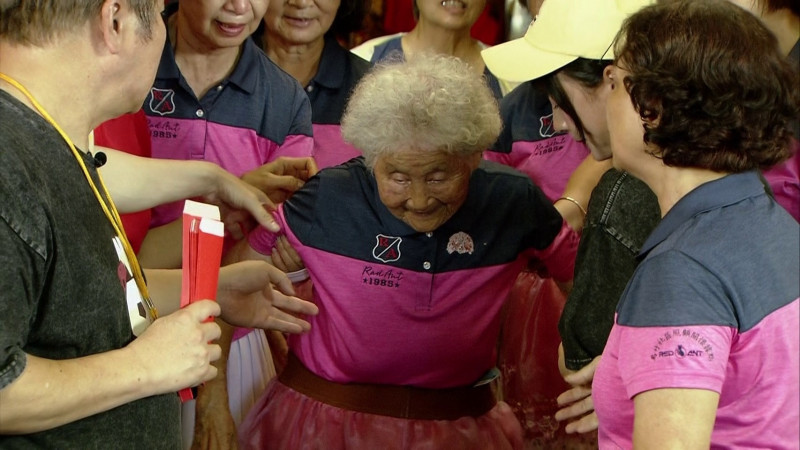 胡瓜錄影驚見96歲超高齡鐵粉 親走下場當肉墊甘願被K