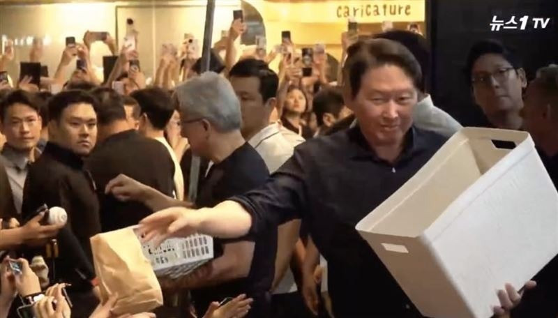 財閥集體變工讀生 黃仁勳拉財經大老下海發香蕉牛奶