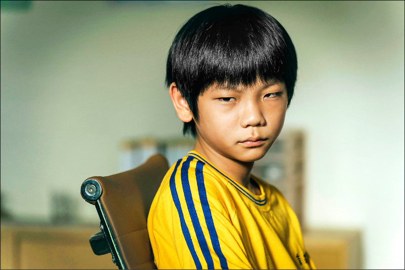 洪君昊在《失樂園》飾演遭霸凌的陰鬱青年，遭遇令人心疼。（冬候鳥電影、文策院提供）