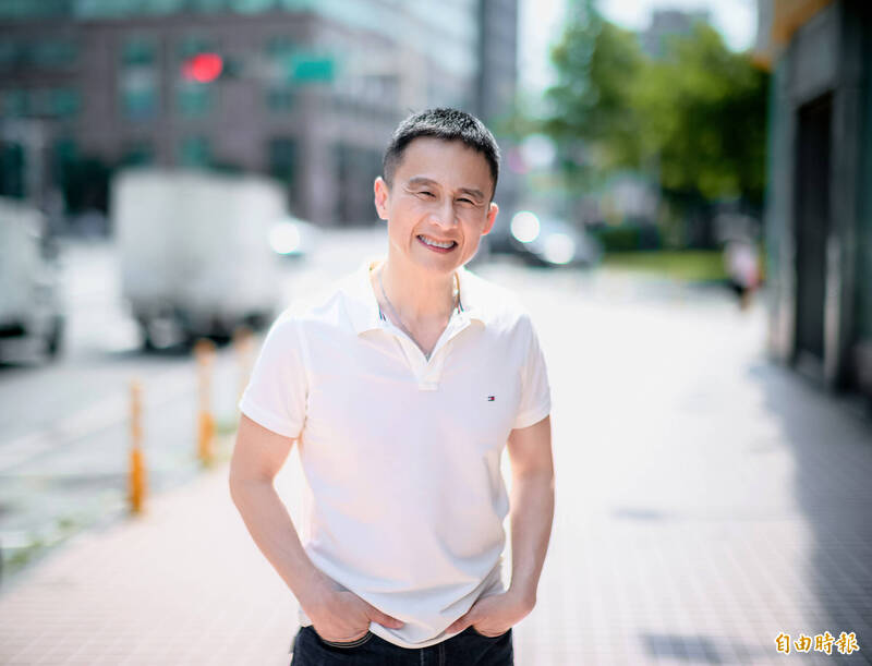 阿建回首入行45年坎坷路，如今翻身成業界人人尊敬的金牌樂手。（記者王文麟攝）