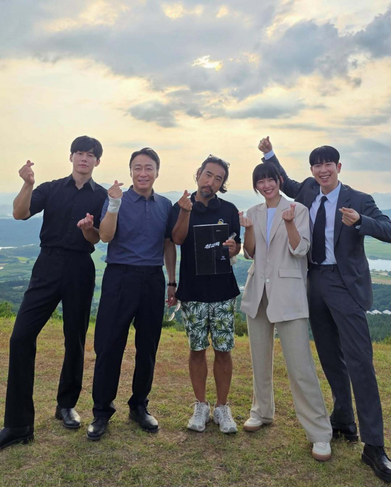 《鐵拳教育》金武烈（左起）、李星民、導演洪鍾燦、秦基周、表志勳花絮照。（翻攝自IG）