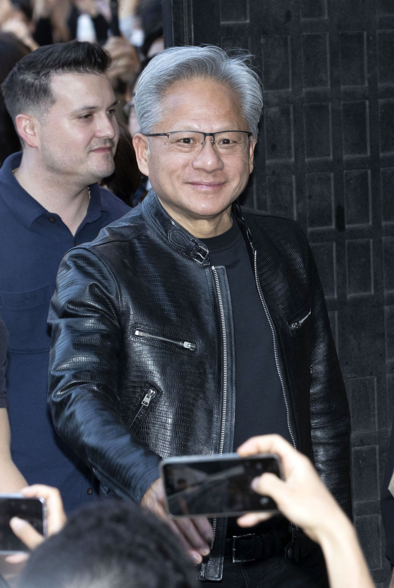 黃仁勳造訪南韓，所到之處都是人潮。（達志影像）