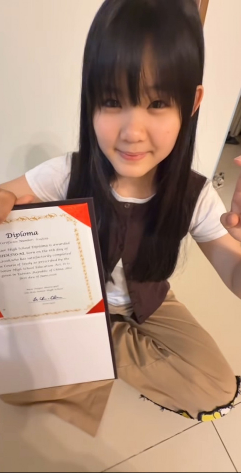當年暴紅到美國!左左右右18歲了 高中畢業可愛模樣曝光