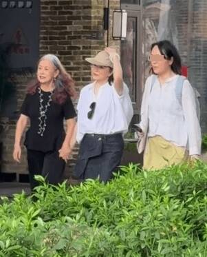 當天林青霞（中）開心拉著閏密、導演賴聲川夫人丁乃竺（左）逛街。（香港星島日報）