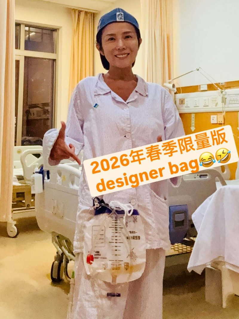 吳文忻病中作樂，稱自己身上的尿袋是限量包。（翻攝自IG）