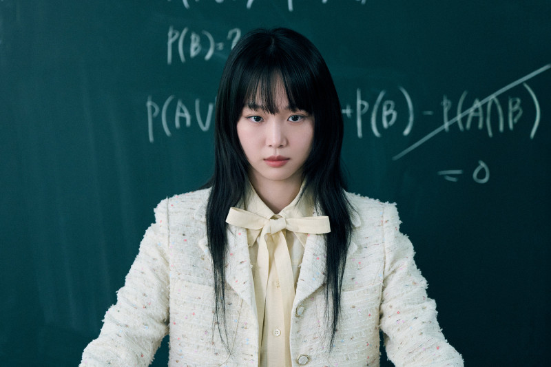 秦基周在《鐵拳教育》飾演個性十足的督察任含琳。（Netflix提供）