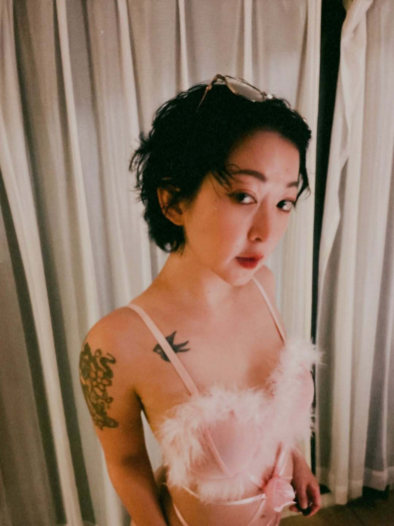 山東曾為了變得更自信動隆乳手術。（翻攝自IG）