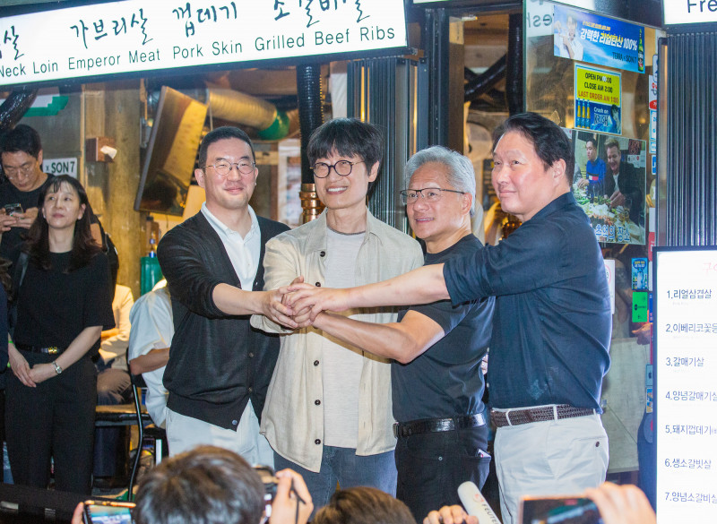 讓LG財閥會長幫忙烤肉！黃仁勳登韓綜自嘲：我吃最多