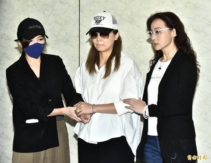 傅子純遺孀Corrinna（中）在廖家儀（左）、兵家綺（右）陪同下受訪。（記者陳奕全攝）