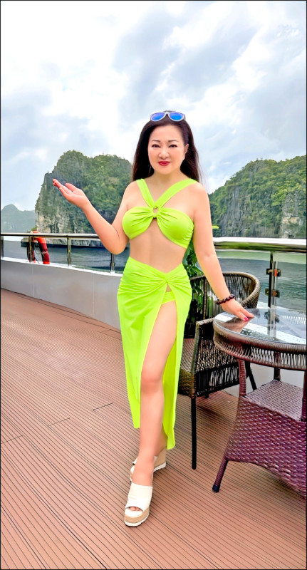白冰冰罕見大解放，在北越下龍灣遊輪換上火辣比基尼。（長興影視提供）