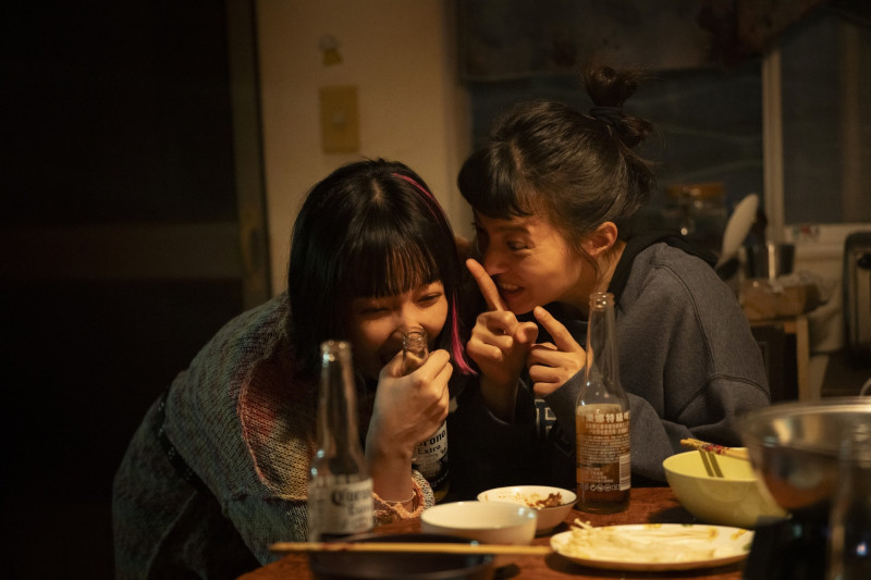 王渝萱在開拍《欠妳的那場婚禮》前，和蒲禾菲約一起去打保齡球、看演出，培養好感情。（公視提供）