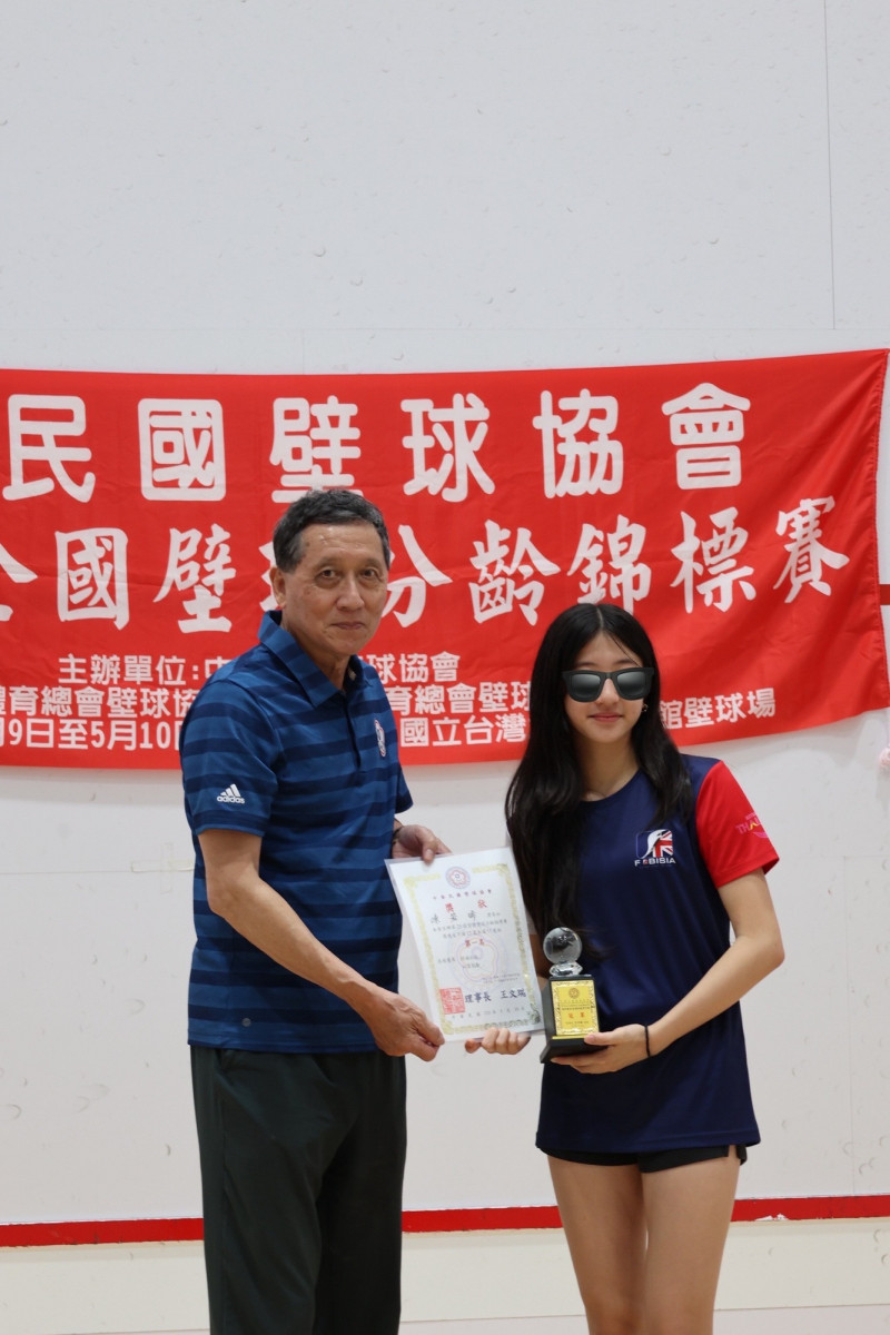 廖家儀女兒（右）獲獎，現場驚呼聲連連。（民視提供）