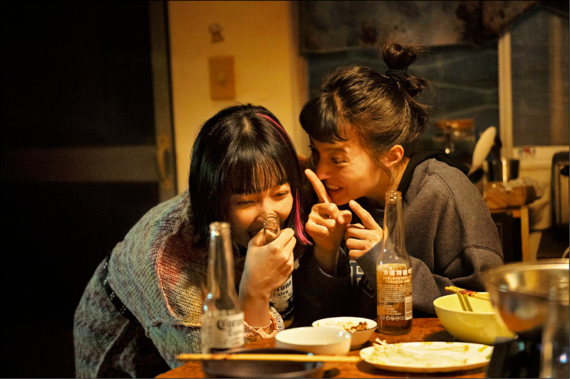 王渝萱（左）在開拍《欠妳的那場婚禮》前，和蒲禾菲約一起去打保齡球、看演出，培養好感情。（公視提供）