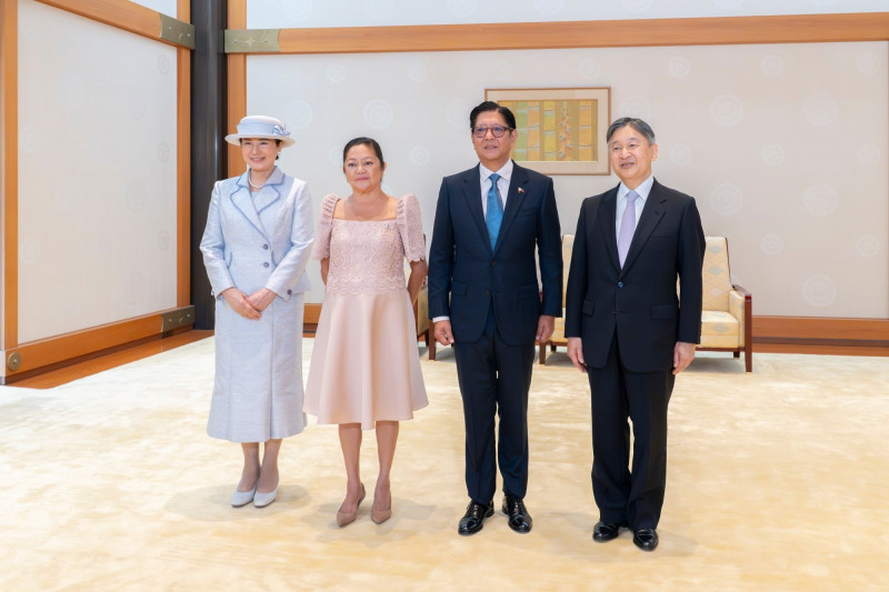 日本天皇德仁（右）和皇后雅子（左）在東京皇宮會見了菲律賓總統費迪南德·馬科斯及夫人。（美聯社）