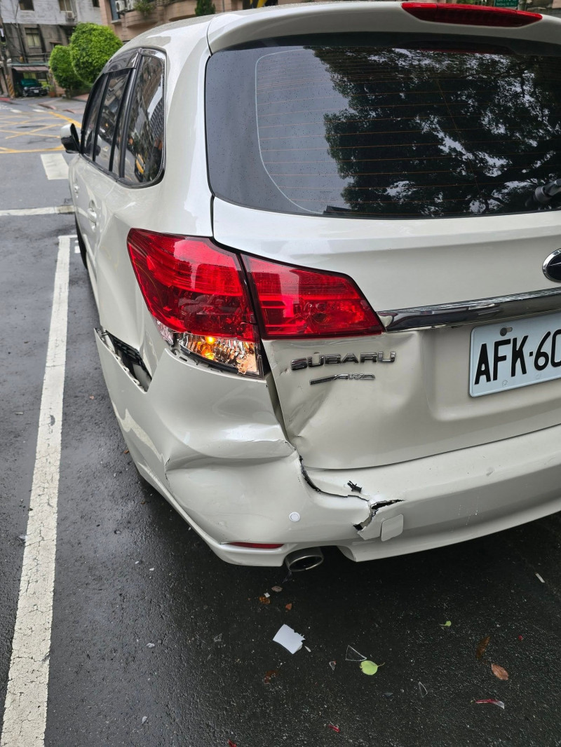 高山峰的車屁股被撞凹。（翻攝自臉書）