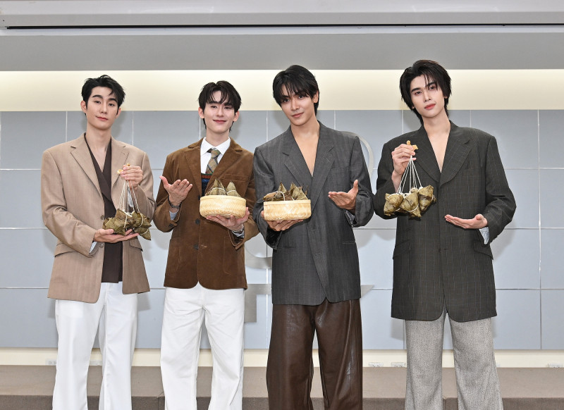 Force（左起）、Book、Joong、Dunk拿粽子提前慶端午。（台視提供）