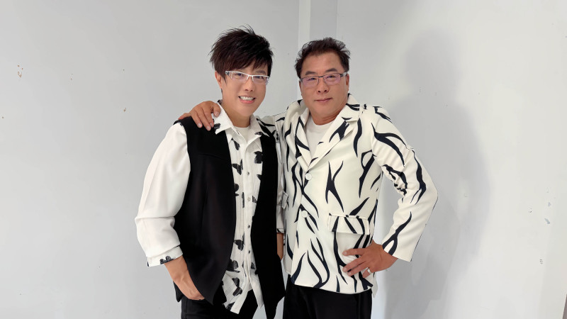 阿傑（左）與台南市商業總會理事長宋俊明推出全新單曲。（蔘龍集團提供）