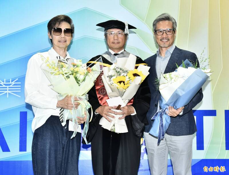 包家三兄弟合體露面！包小柏拿博士謝30年愛妻鼻酸了