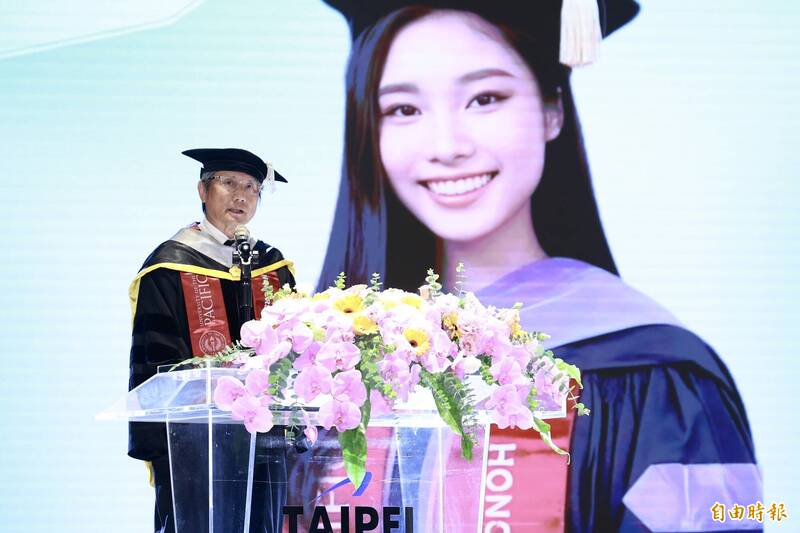 博士念8年畢業了！包小柏畢典「已故愛女現身」藏洋蔥 感性告白：一起畢業