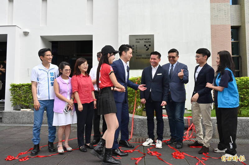 蔣萬安牽李多慧給殷瑋被翻出 台派女神怒酸2字
