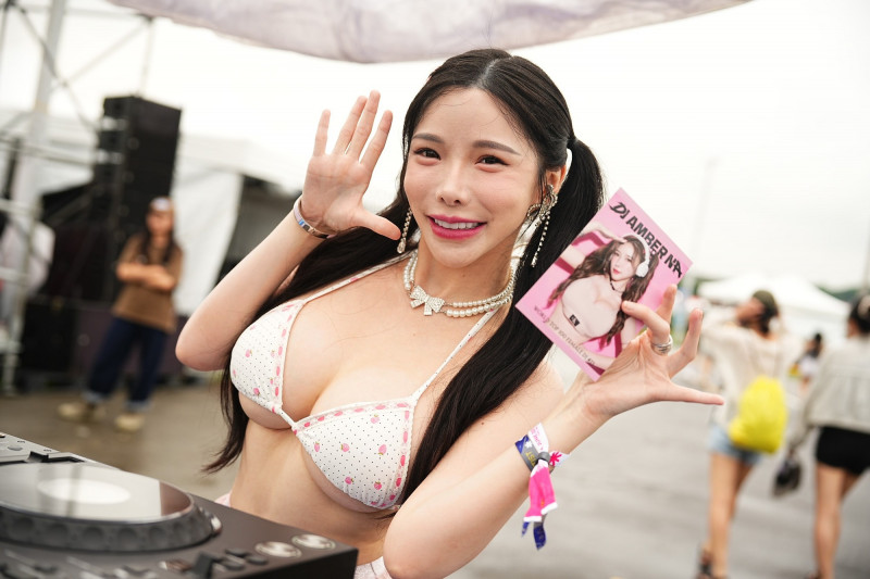 水球藏不住!爆乳「平交道女神」S2O舞台「突脫上衣」全場看呆