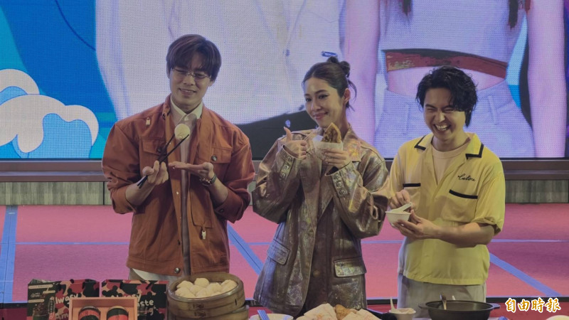 剛結束世界巡演的金曲天團告五人今天到花蓮出席花蓮市年度音樂盛事「2026山海迴響．花蓮聲浪」記者會，同時介紹花蓮美食小吃。（記者王錦義攝）