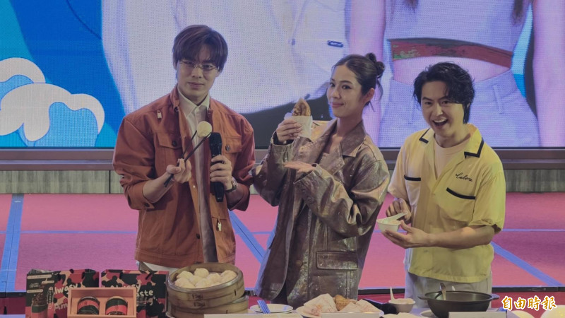 剛結束世界巡演的金曲天團告五人今天到花蓮出席花蓮市年度音樂盛事「2026山海迴響．花蓮聲浪」記者會，同時介紹花蓮美食小吃。（記者王錦義攝）