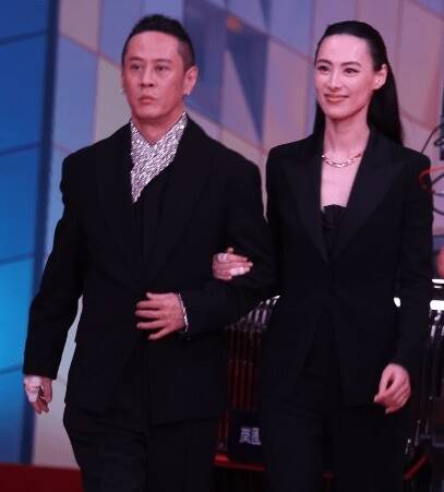 梁洛施同框男友馬浴柯放閃 顏值巔峰全程甜笑小鳥依人