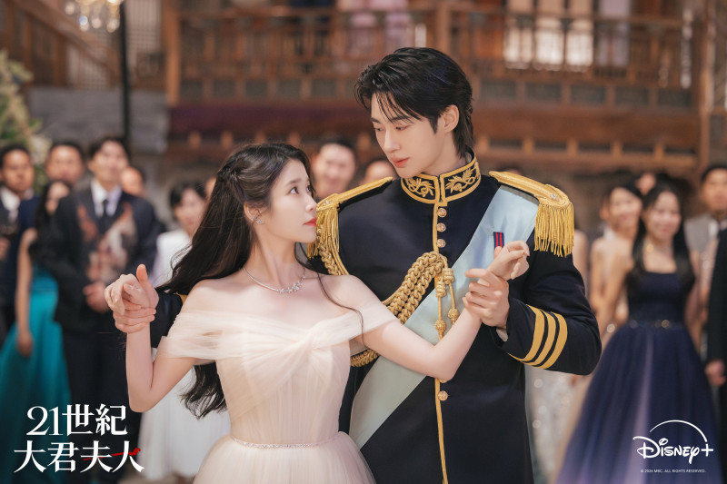 IU（左）與邊佑錫主演《21世紀大君夫人》風波未停。（Disney+提供）