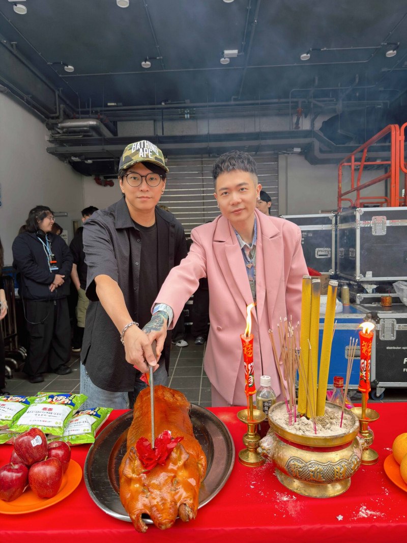 蕭秉治（右）與蕭景鴻演出前舉行祈福儀式，終於擁有一隻小金豬。（相信音樂提供）
