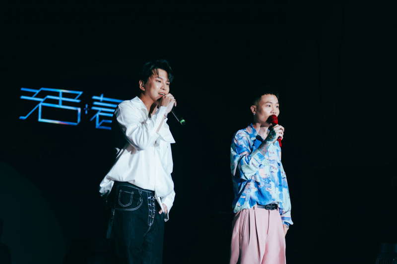 蕭秉治（右）香港演唱會邀嘉賓蕭景鴻合唱。（相信音樂提供）