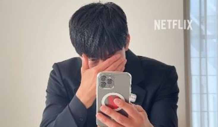 金武烈聽到朴智妍說出宇振媽媽台詞，換上痛苦面具。（翻攝自IG）
